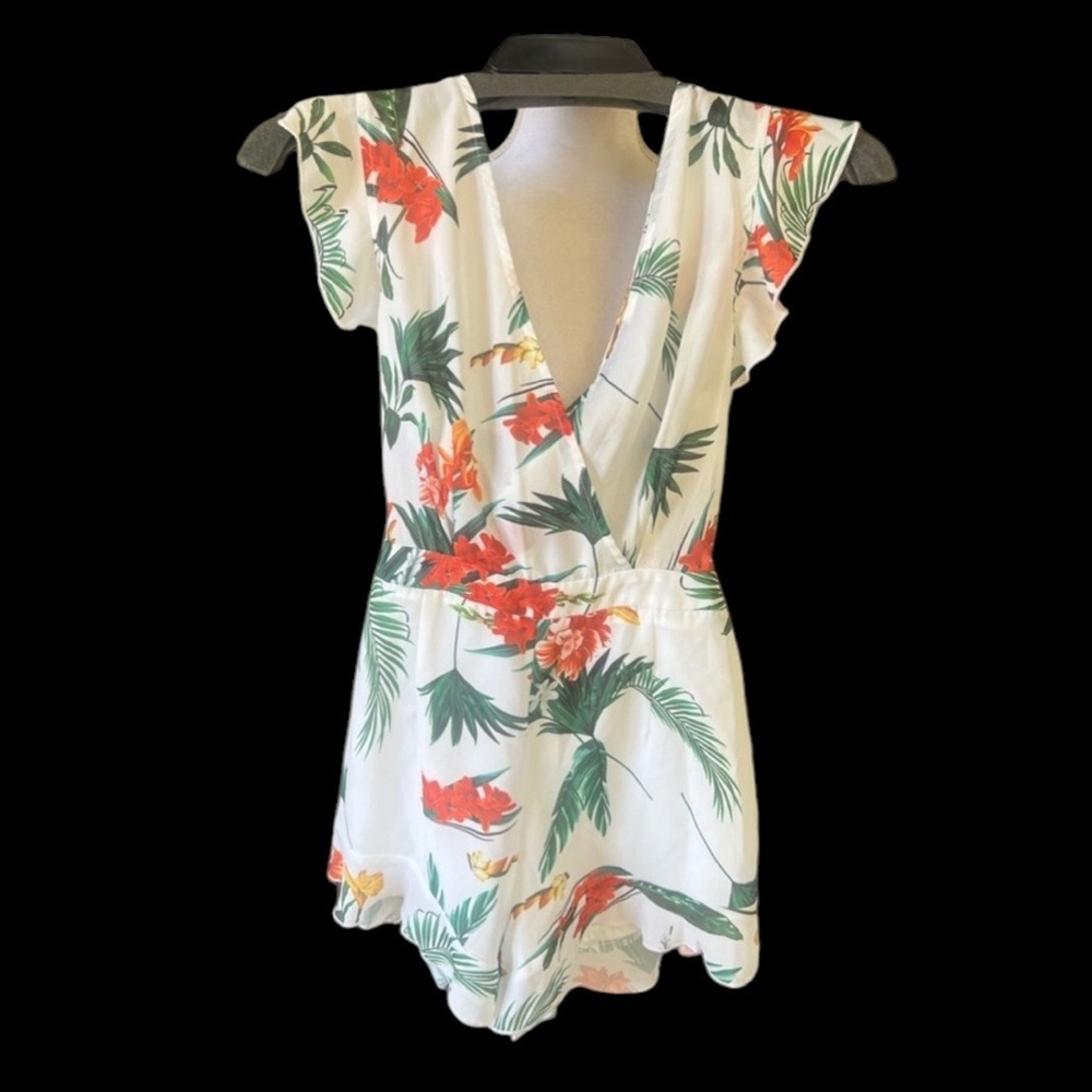 Prettylittlething ladies jumpsuit size 2 V-neck ties and zips in the back - Picture 2 of 11